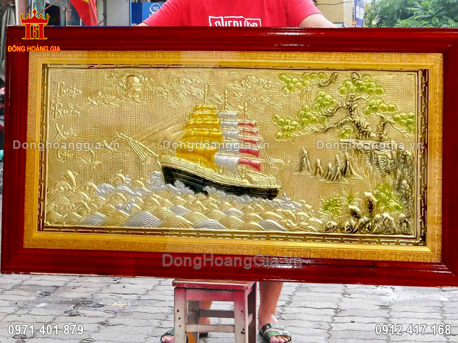 Từng đường nét trên bức tranh được chạm khắc tỉ mỉ và tinh xảo